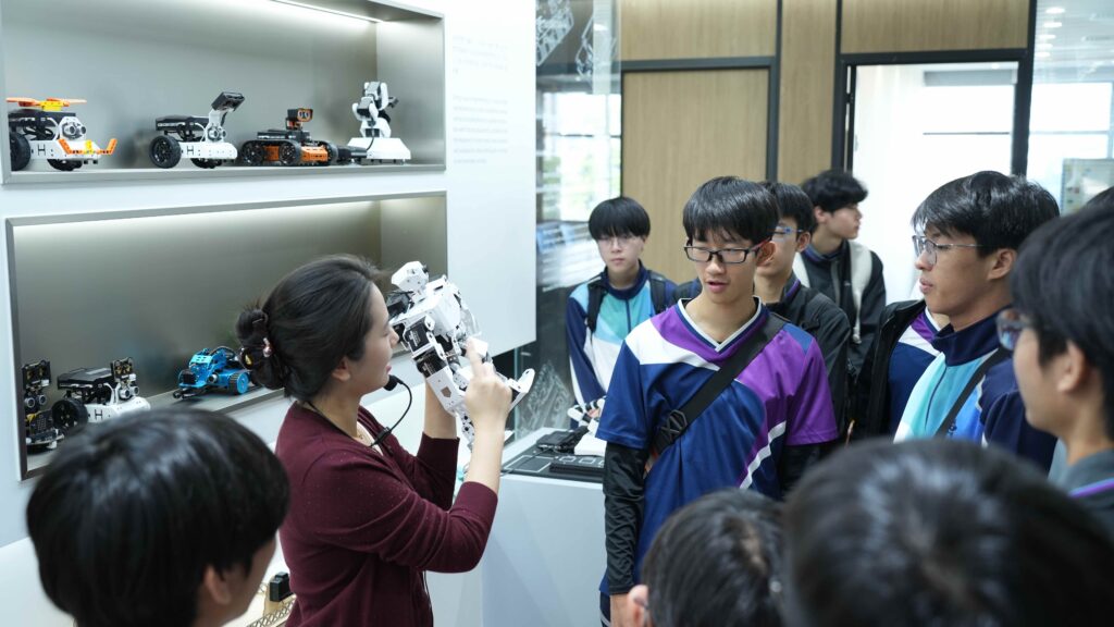 AI教育 STEM教育 AI交流團 原廠參觀 人工智能 中小學 交流團 學界比賽 AI比賽 機械人 AI實戰 跨境學習 沉浸式學習 AI機甲 機械人教育